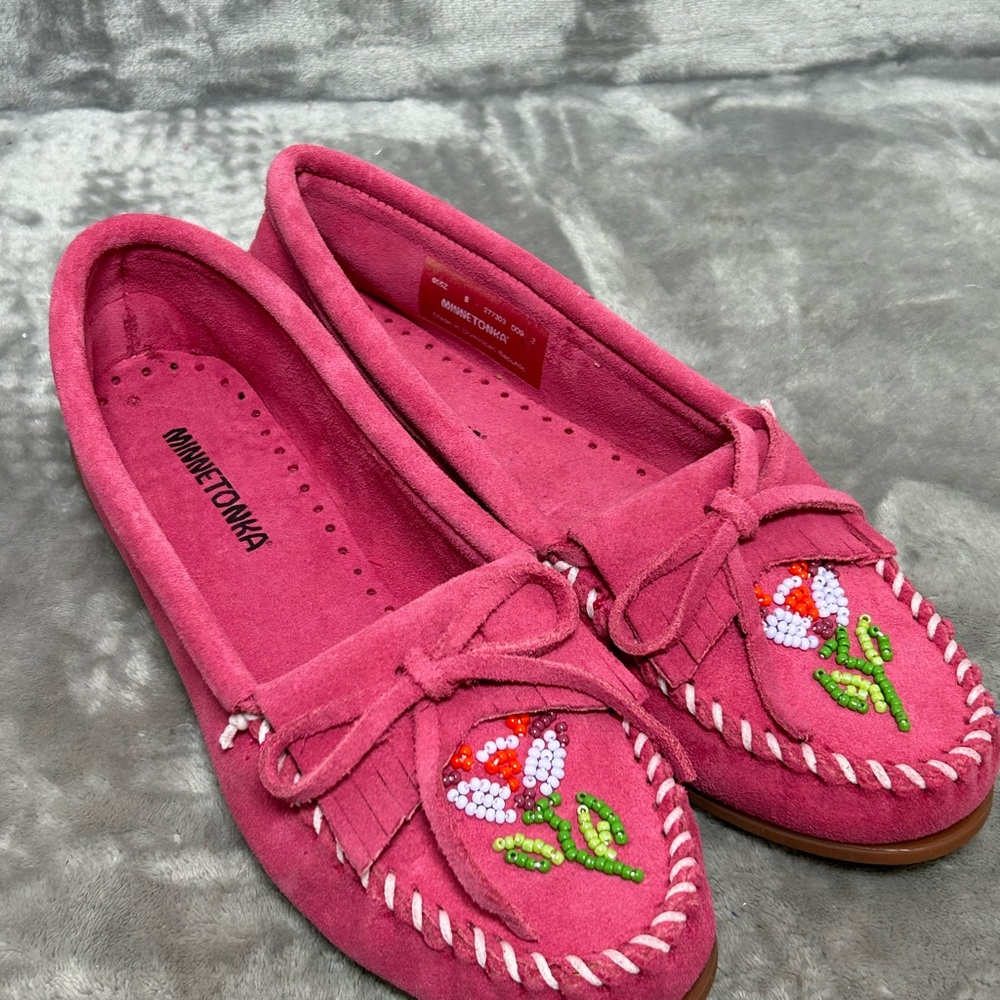 Minnetonka Fuchsia Moccasins with Floral Beading NWOT